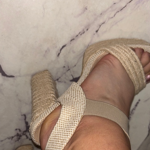 Elegant Beige Woven Sandals - Picture 5 of 11